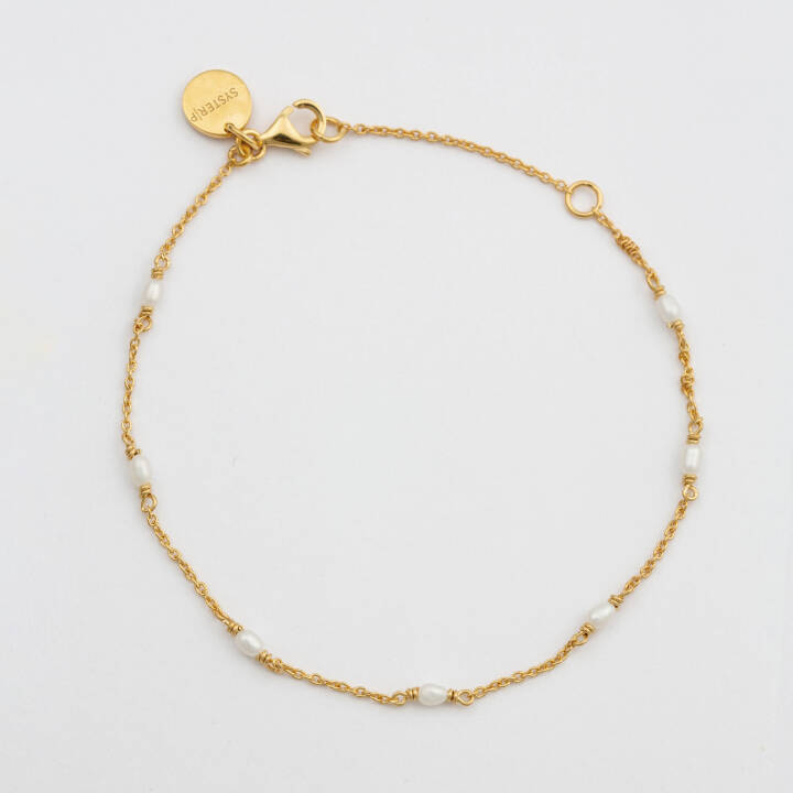 Treasure Multi Pearl Bracelet Gold i gruppen Armbånd / Guldarmbånd hos SCANDINAVIAN JEWELRY DESIGN (BG1256)
