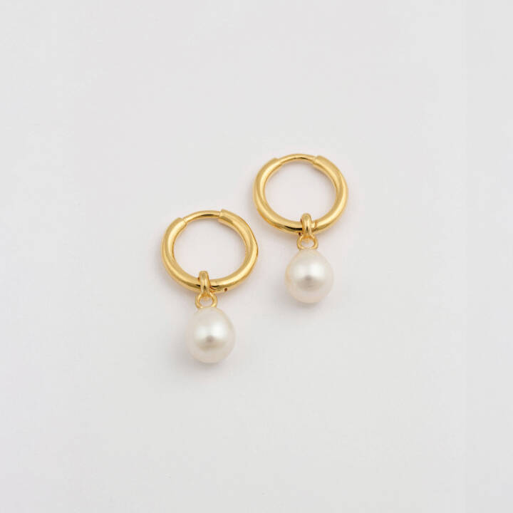 Treasure Pearl Hoops Gold i gruppen Øreringe / Guldøreringe hos SCANDINAVIAN JEWELRY DESIGN (EG1210)