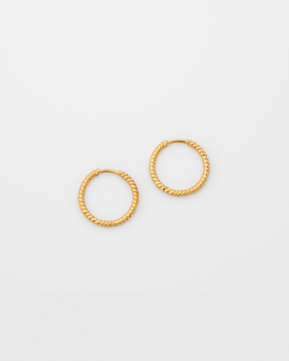 Beloved Twisted Medium Hoops Gold i gruppen Øreringe / Guldøreringe hos SCANDINAVIAN JEWELRY DESIGN (EG1259)