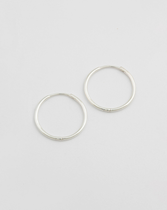 Beloved Medium Hoops Silver i gruppen Øreringe hos SCANDINAVIAN JEWELRY DESIGN (ES1132)