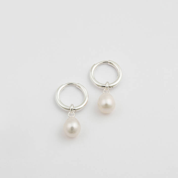 Treasure Pearl Hoops Sølv i gruppen Øreringe / Perleøreringe hos SCANDINAVIAN JEWELRY DESIGN (ES1210)