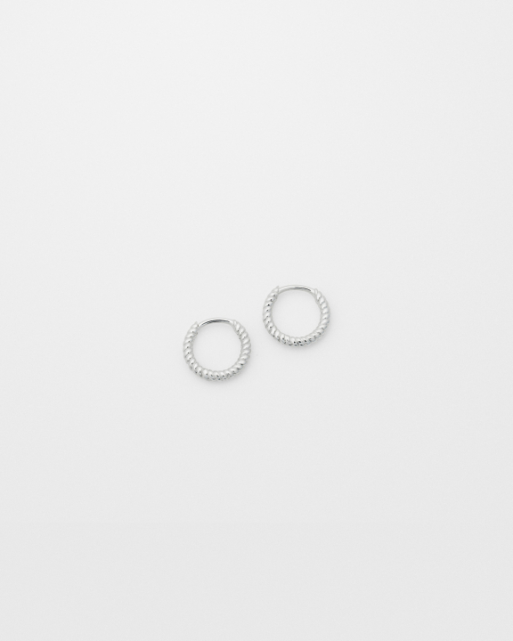 Beloved Twisted Small Hoops Silver i gruppen Øreringe / Sølvøreringe hos SCANDINAVIAN JEWELRY DESIGN (ES1258)