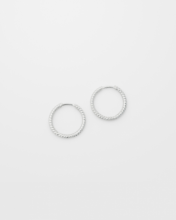 Beloved Twisted Medium Hoops Silver i gruppen Øreringe / Sølvøreringe hos SCANDINAVIAN JEWELRY DESIGN (ES1259)