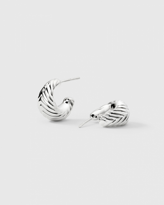 Bolded Little Sis Chevron Silver i gruppen Øreringe / Sølvøreringe hos SCANDINAVIAN JEWELRY DESIGN (ES1292)