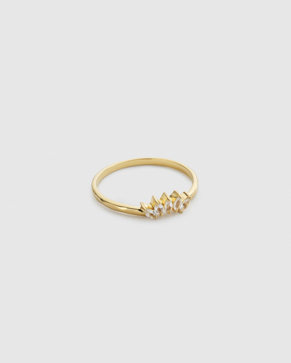 Theodora Ring Guld White i gruppen Ringe / Guldringe hos SCANDINAVIAN JEWELRY DESIGN (RG1189WT)