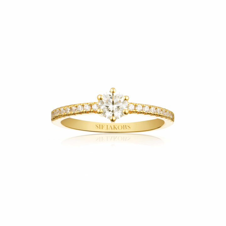 ELLERA UNO GRANDE Ring Vita Zirkoner Guld i gruppen Ringe / Guldringe hos SCANDINAVIAN JEWELRY DESIGN (SJ-R42282-CZ-YG)