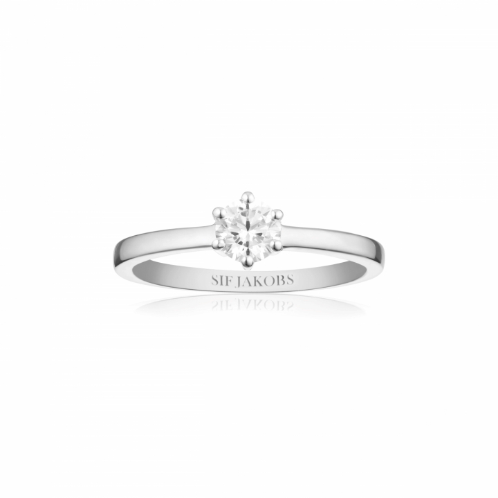 ELLERA UNO PIANURA GRANDE Ring Vita Zirkoner Sølv i gruppen Ringe / Sølvringe hos SCANDINAVIAN JEWELRY DESIGN (SJ-R42283-CZ)