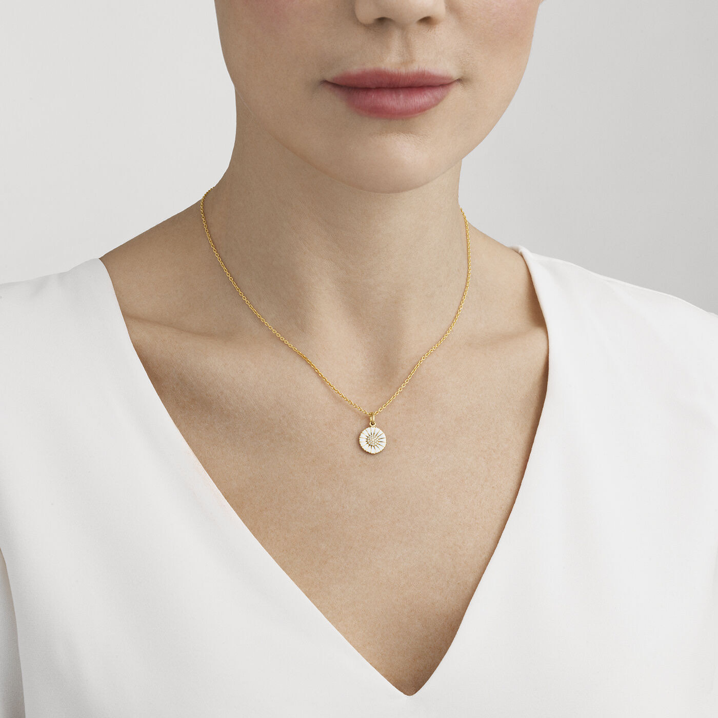 DAISY Vedhæng forgyldt sterlingSølv medium WHITE ENAMEL 11 MM Diamant 0.05 ct 40 cm