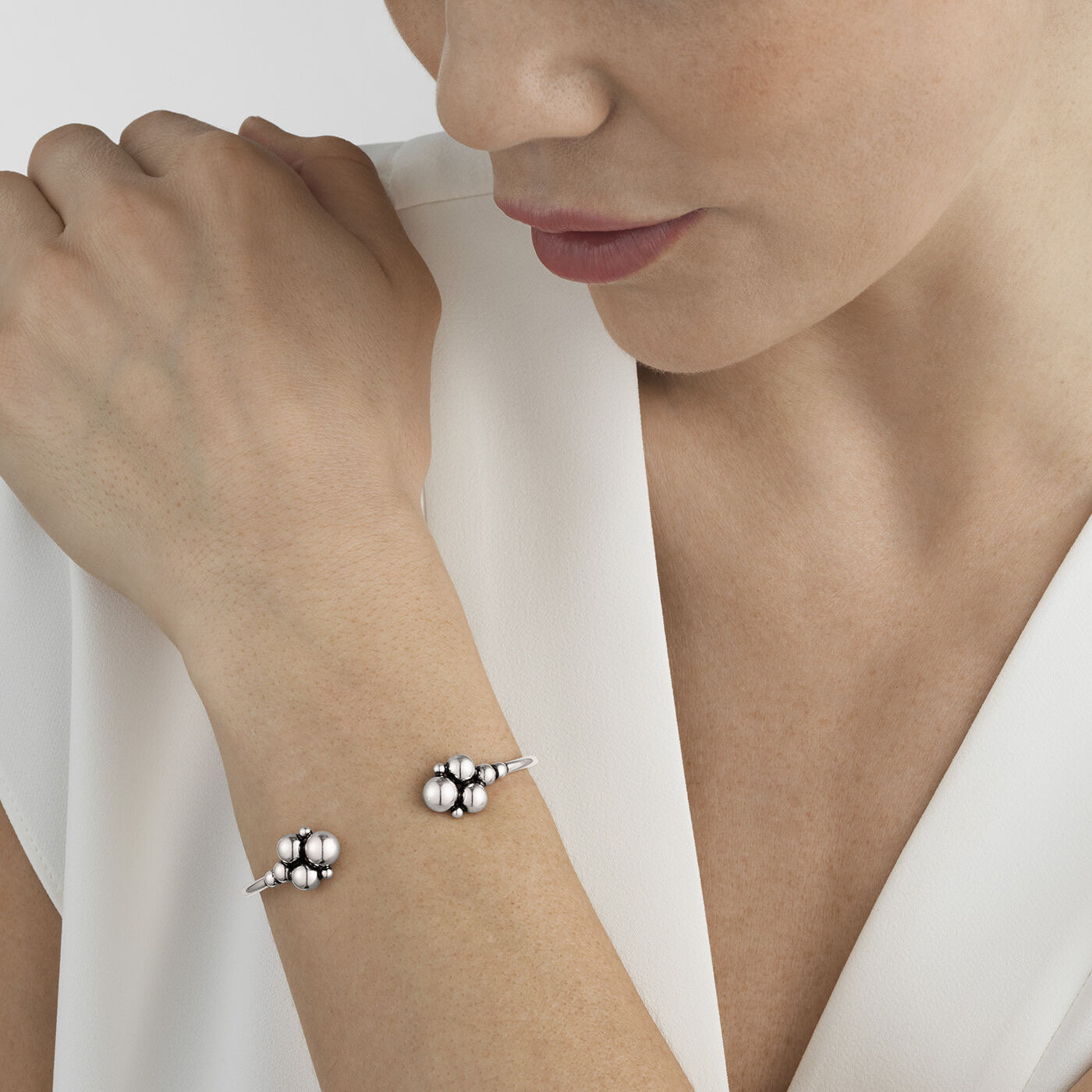 MOONLIGHT GRAPES OPEN BANGLE Armbånd Sølv